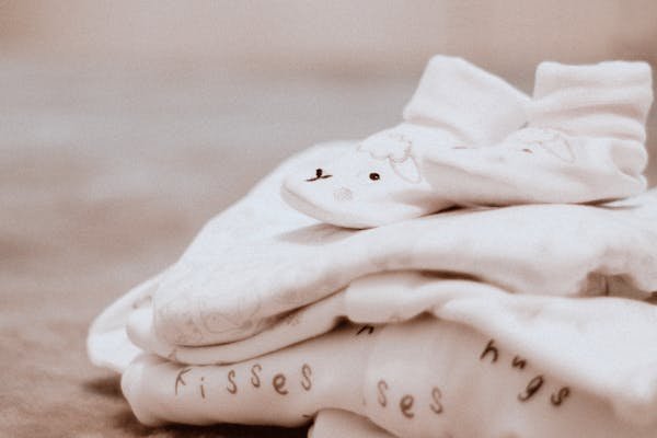 Préparez le trousseau de naissance idéal pour votre bébé